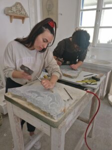 Εργαστήριο εκμάθησης τέχνης του μαρμάρου αδελφών Κουσουνάδη_μαθήτριες (α μέρος)